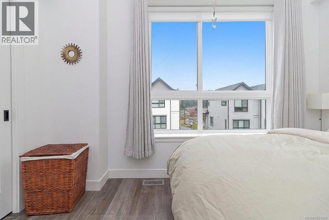 1047 BOXCAR CLOSE - 18