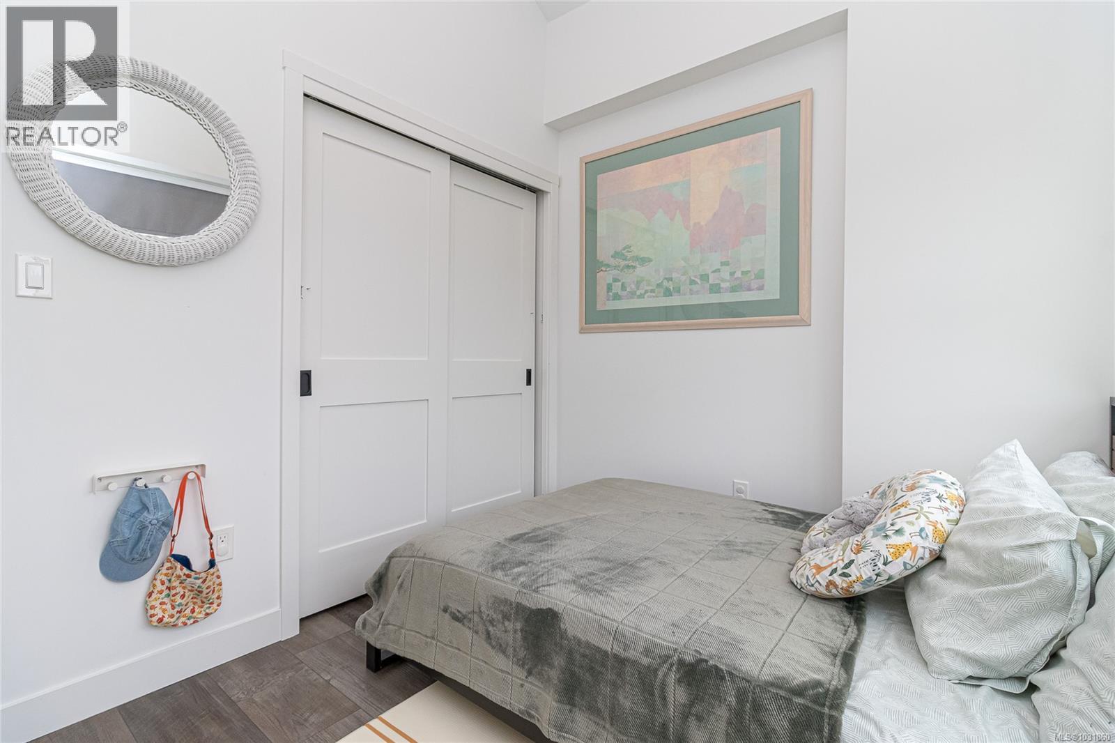 1047 BOXCAR CLOSE - 22