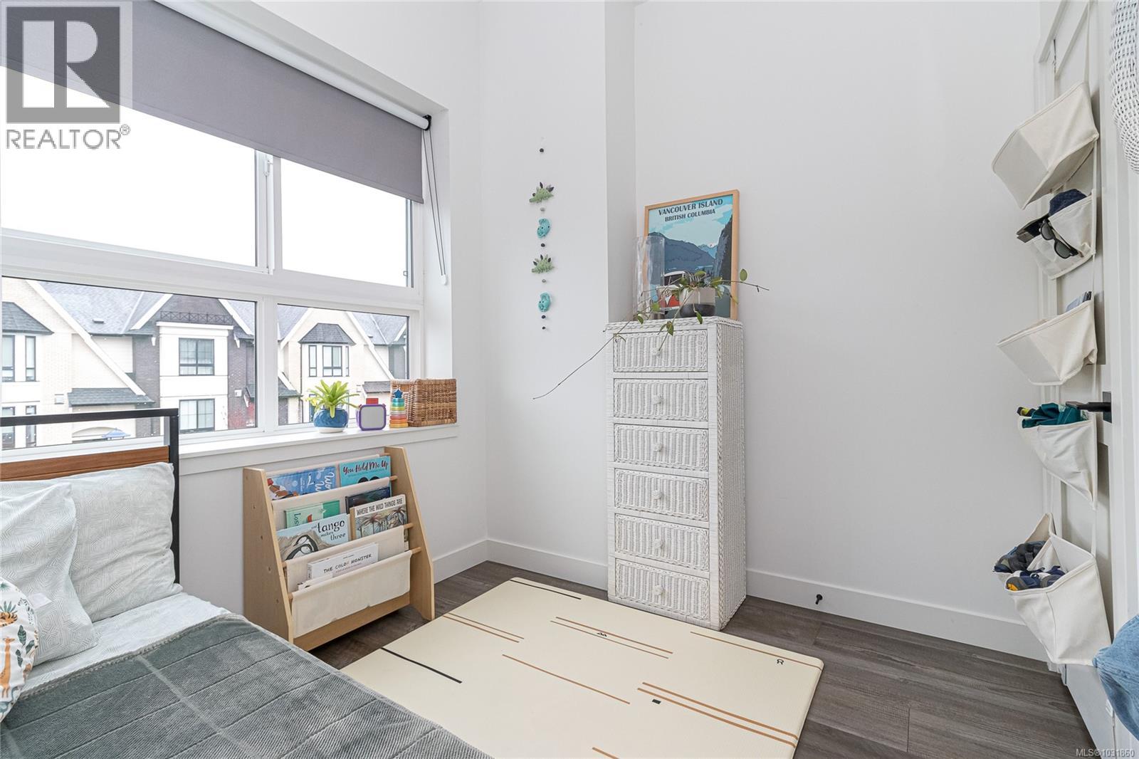 1047 BOXCAR CLOSE - 23