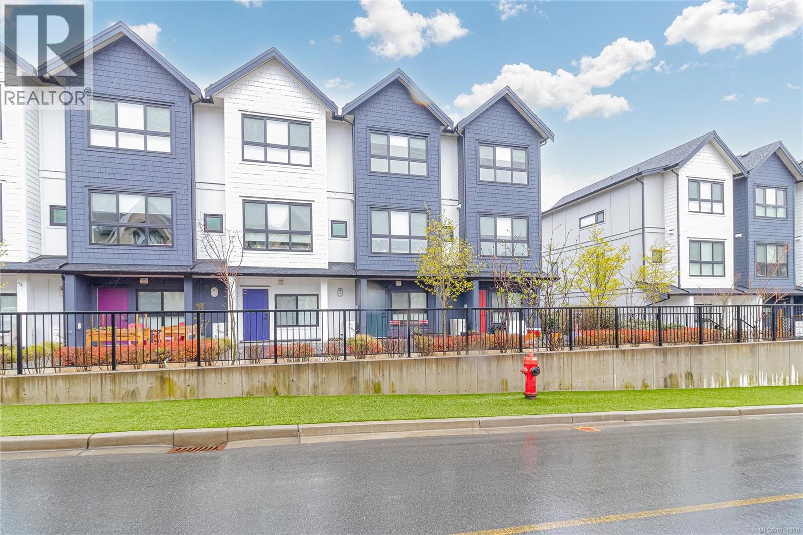 1047 BOXCAR CLOSE - 32