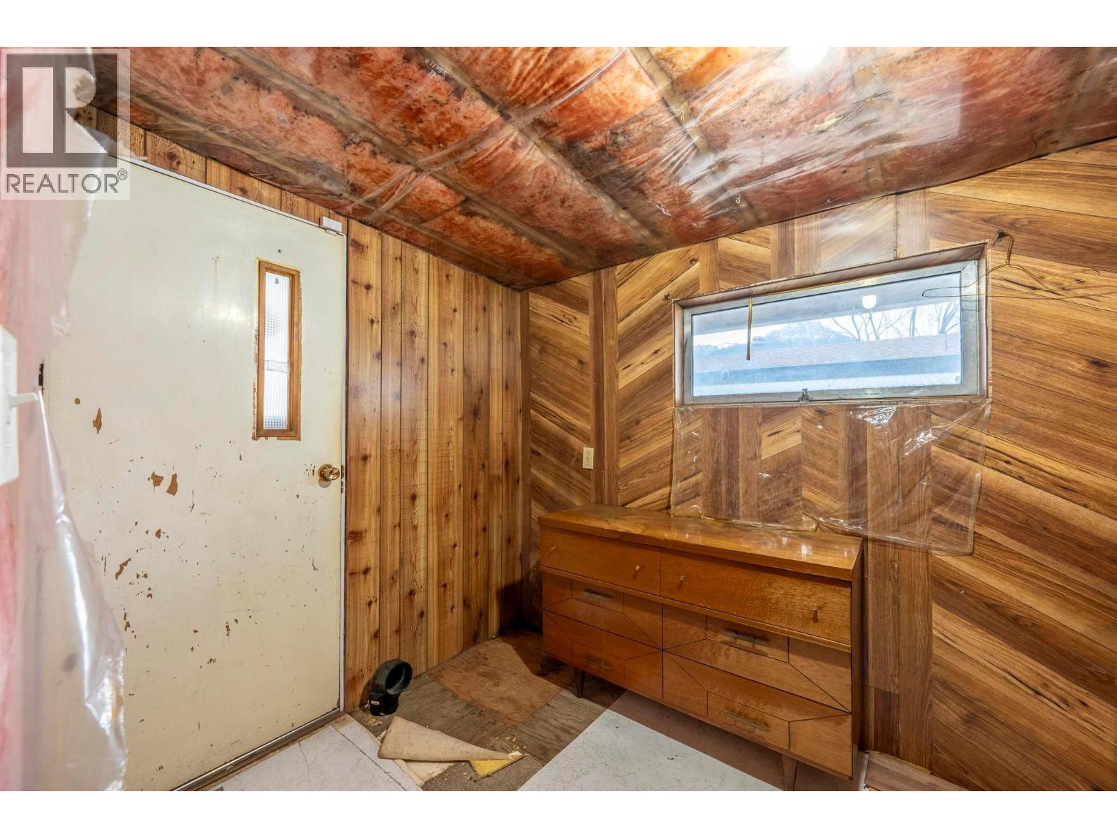 1029 KING CRESCENT - 14