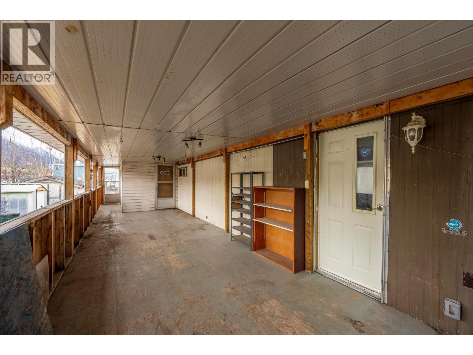 1029 KING CRESCENT - 16