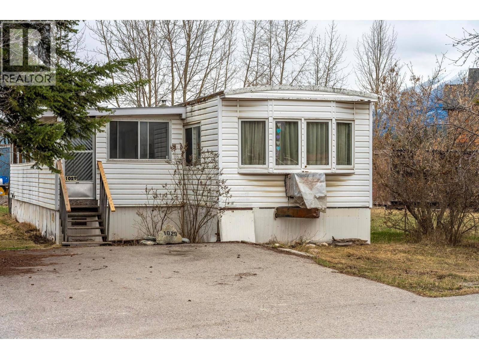 1029 KING CRESCENT - 17