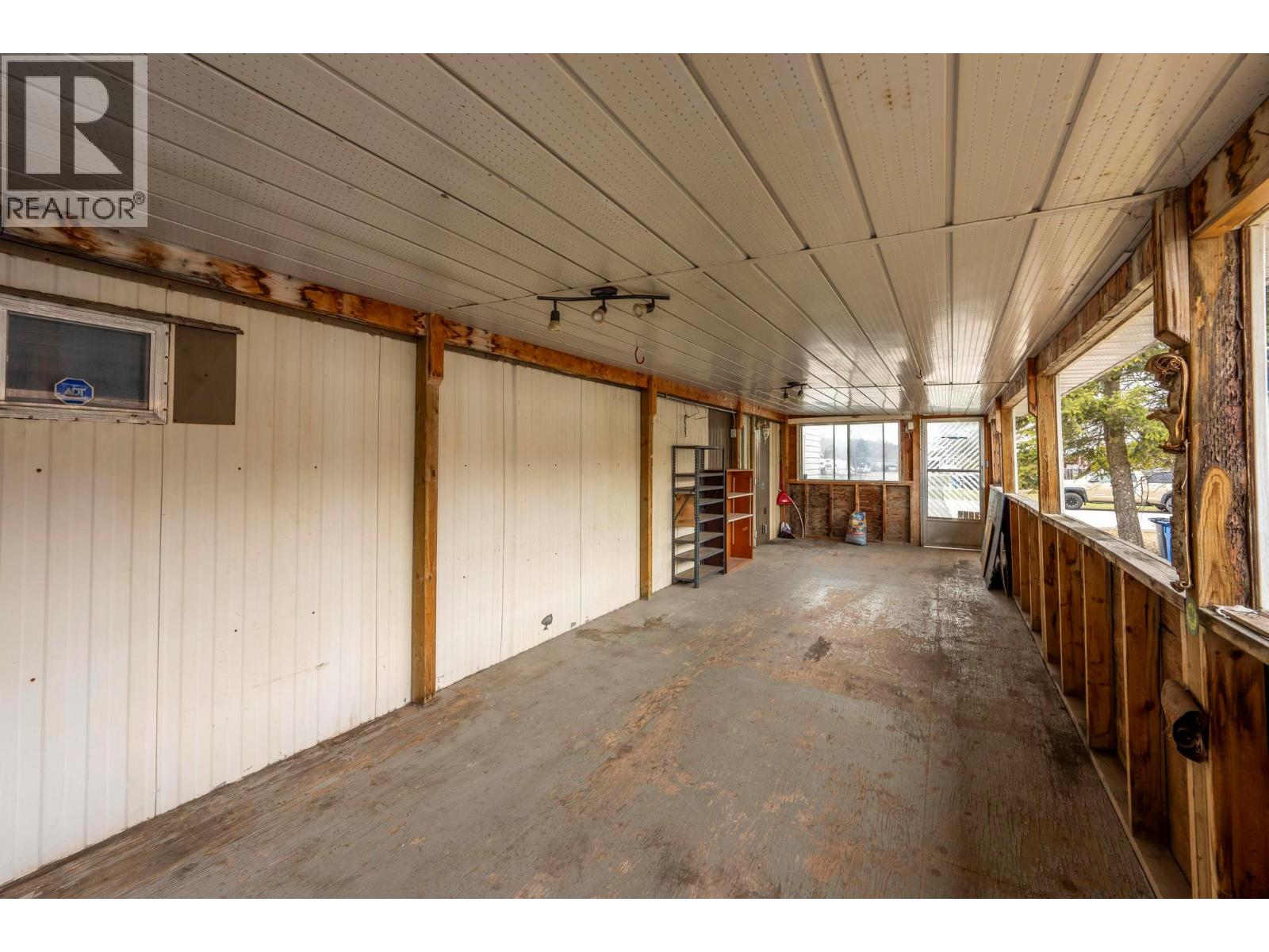 1029 KING CRESCENT - 18