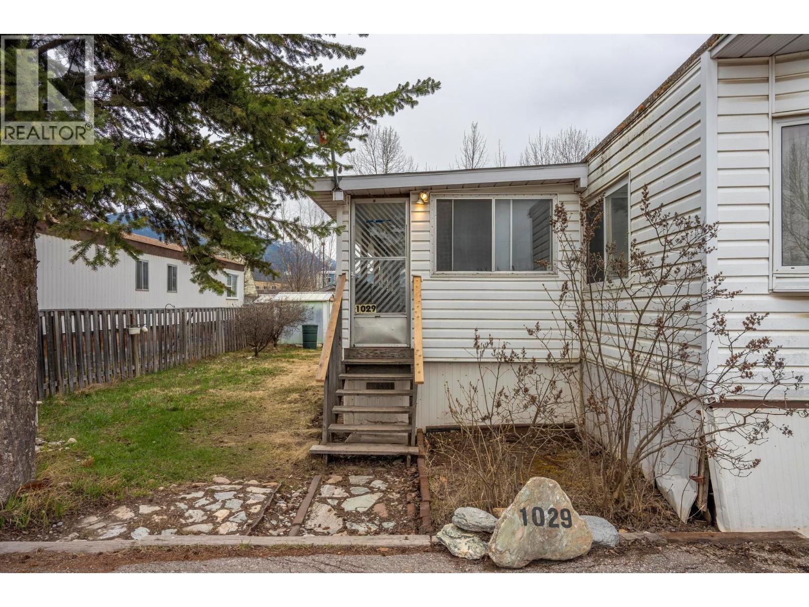 1029 KING CRESCENT - 19