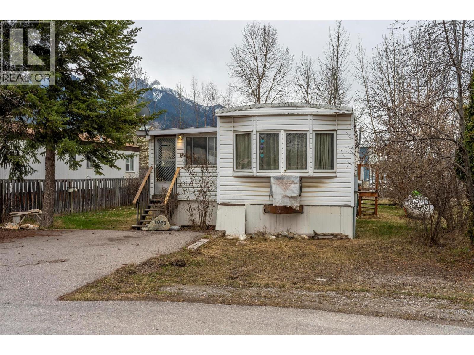 1029 KING CRESCENT - 20