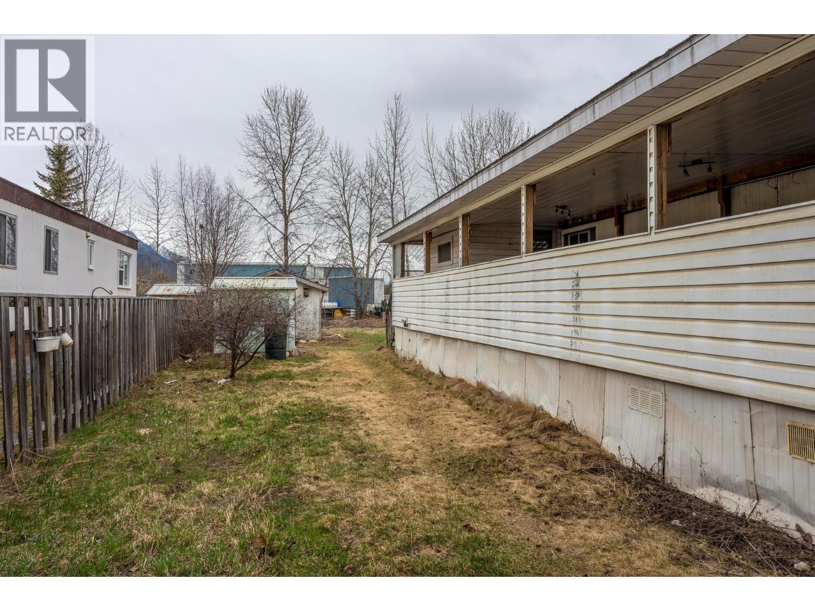 1029 KING CRESCENT - 21