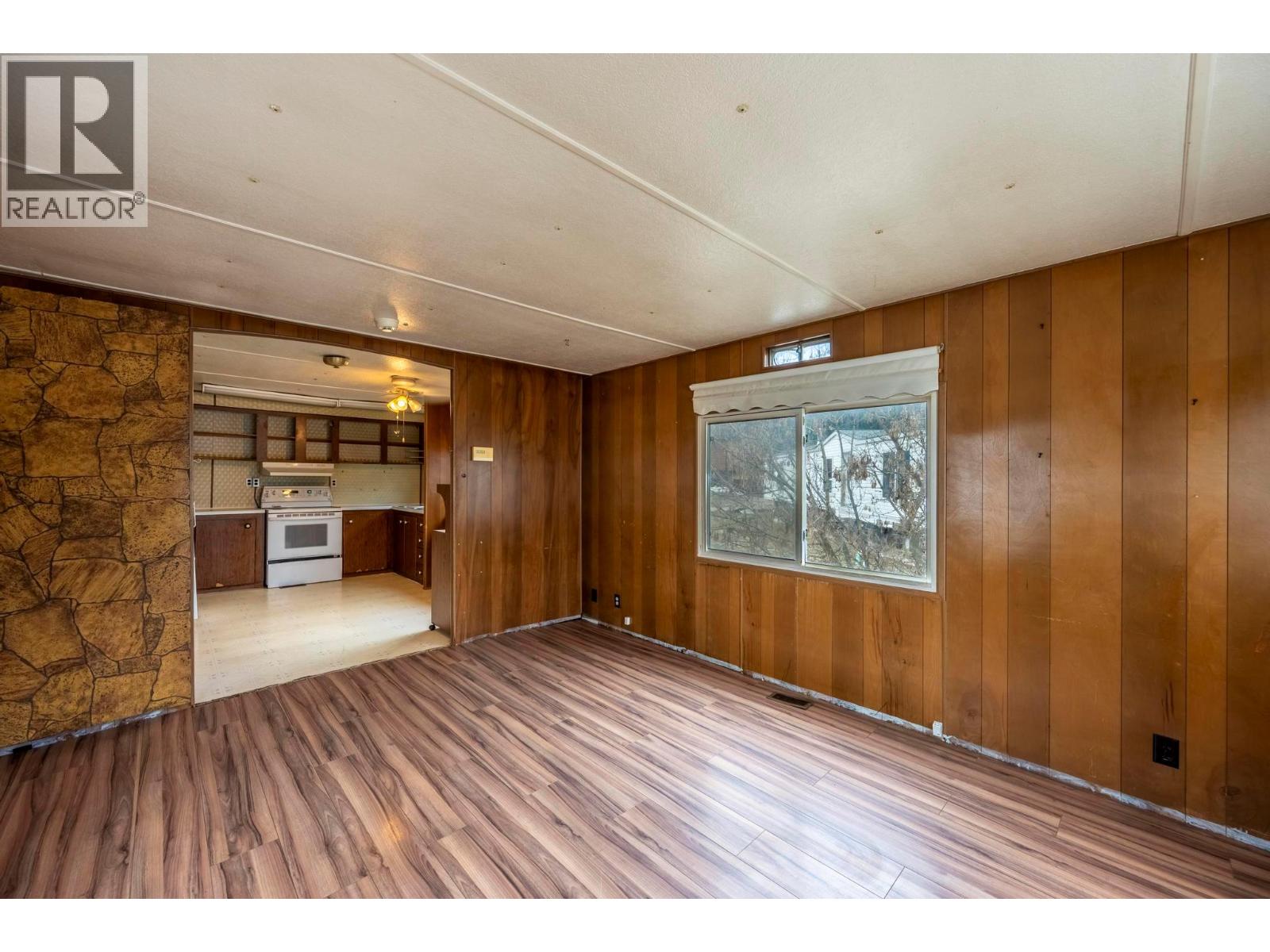 1029 KING CRESCENT - Image 3