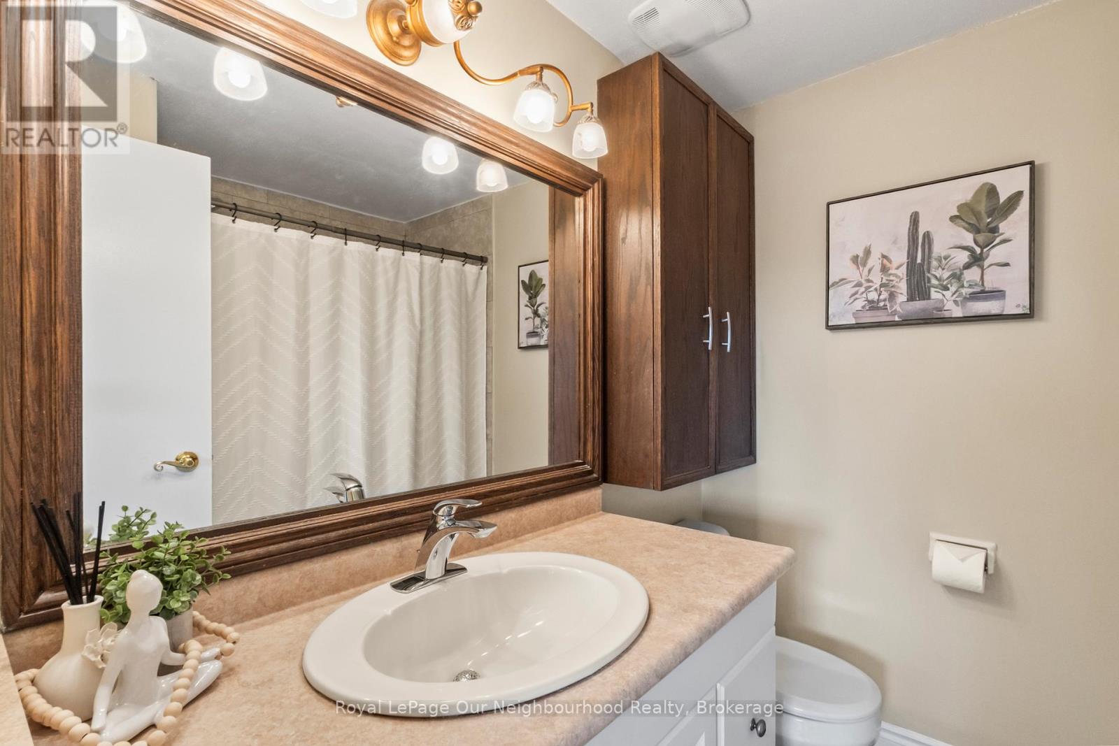 Second floor 3-piece washroom.