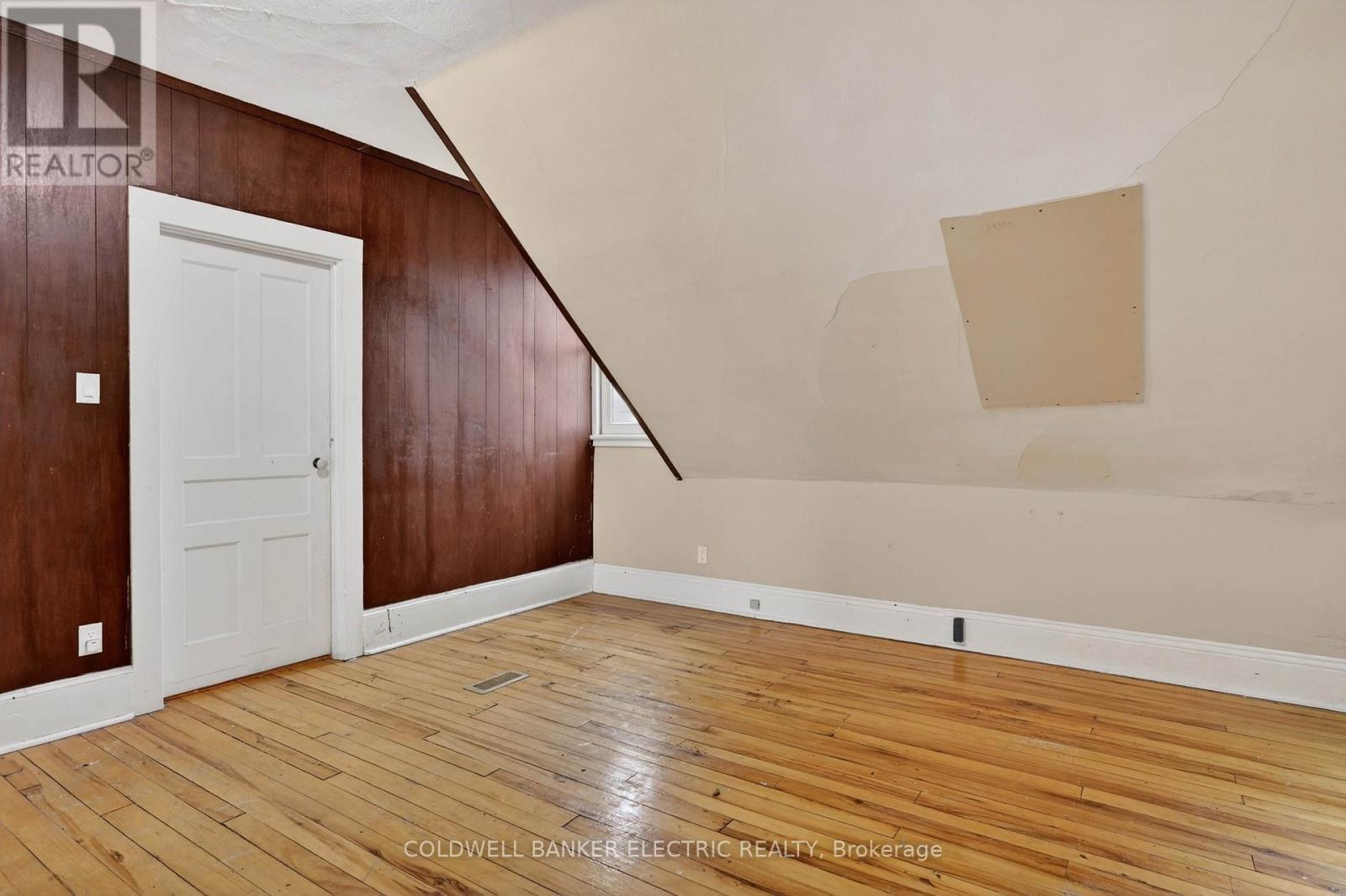 804 HUNTER STREET - 27