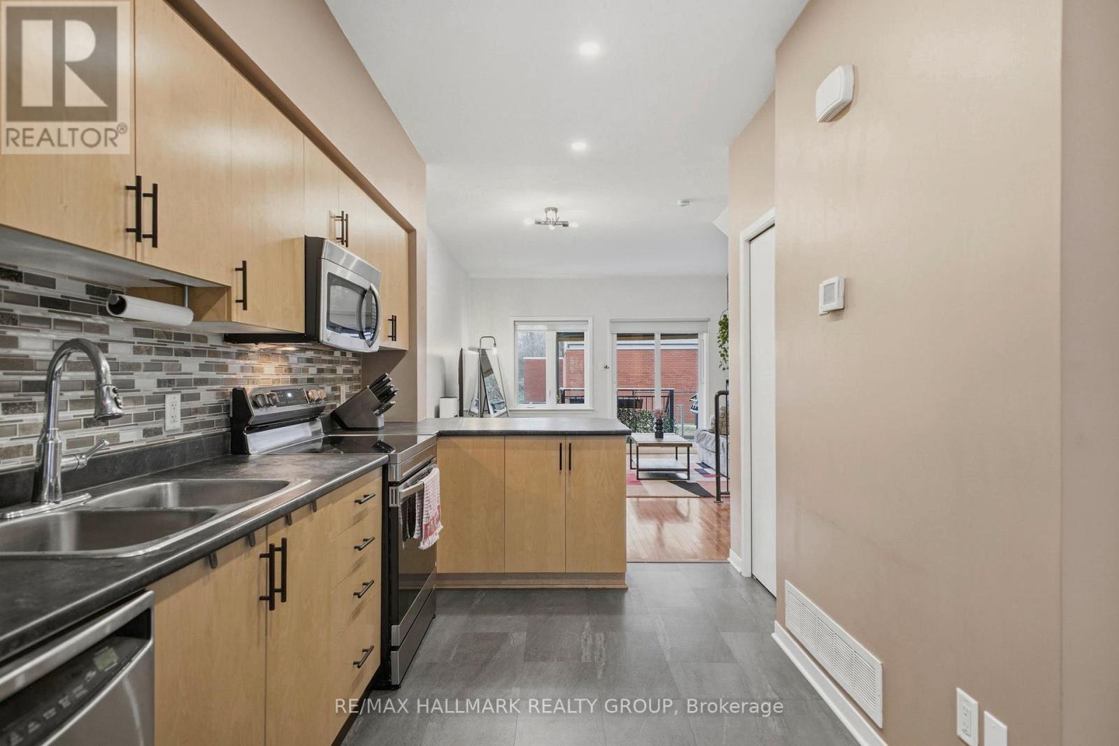 #5 795 MONTREAL ROAD - 10
