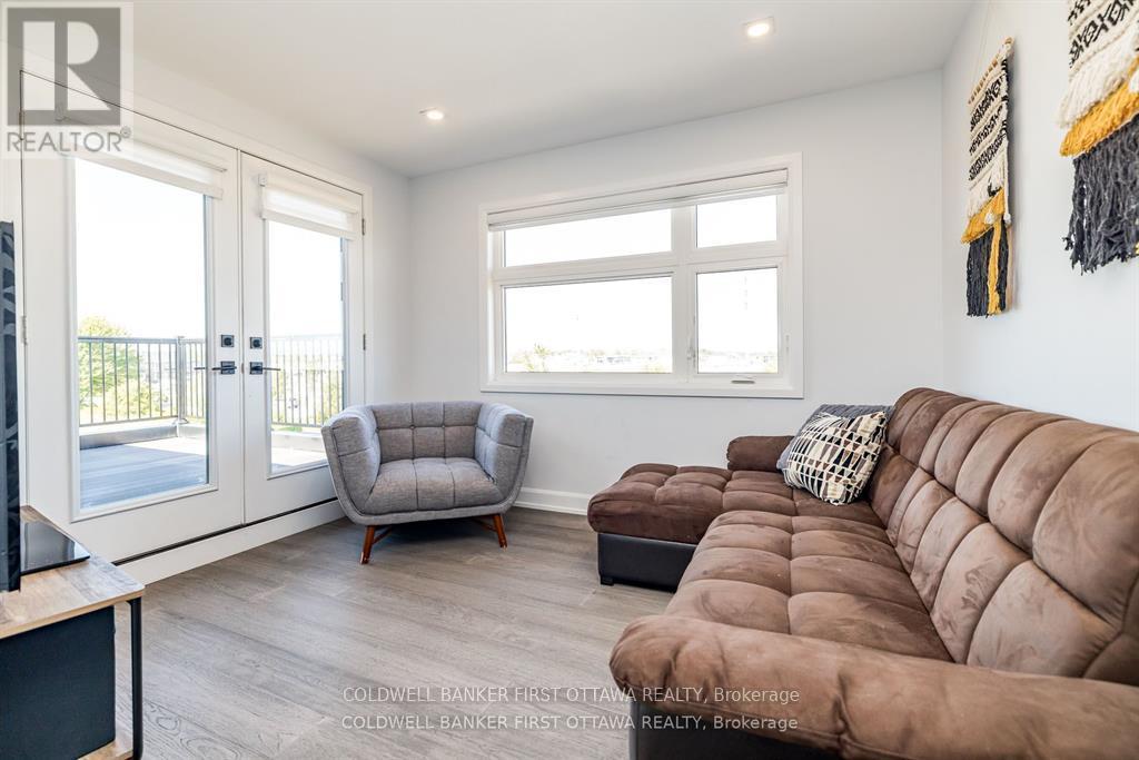 Upstairs loft with private front balcony
