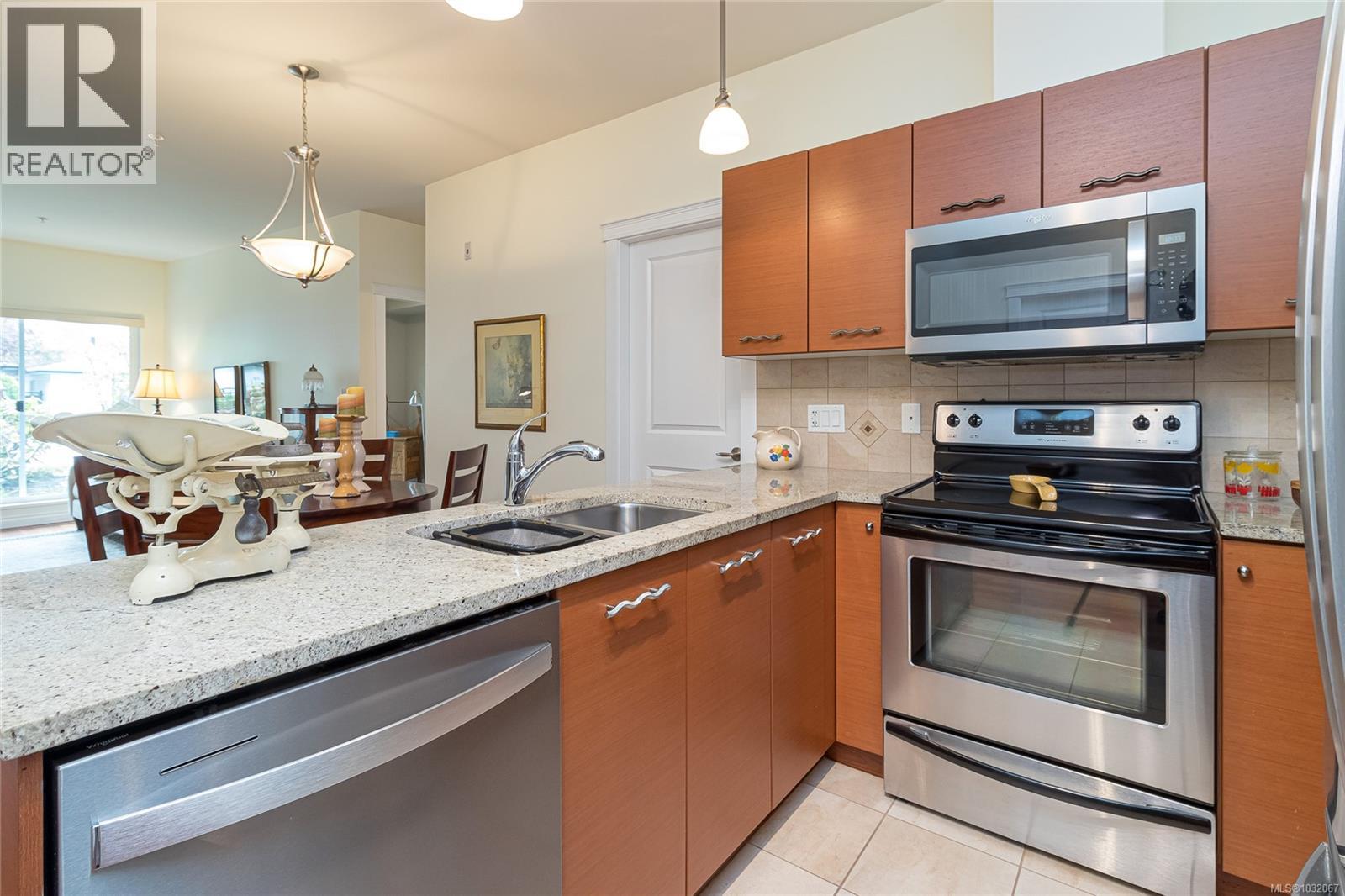 103 2380 Brethour Avenue, Sidney