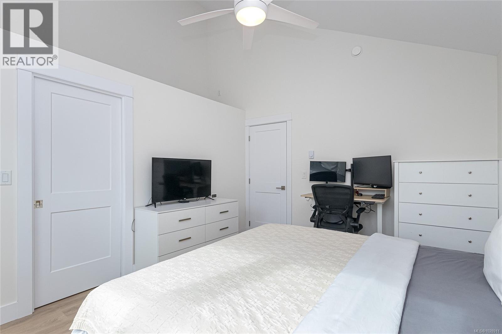 #6 945 Pembroke St - 22