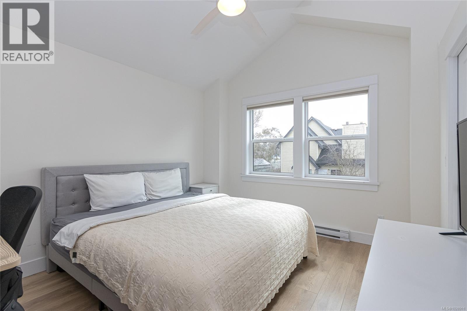 #6 945 Pembroke St - 21