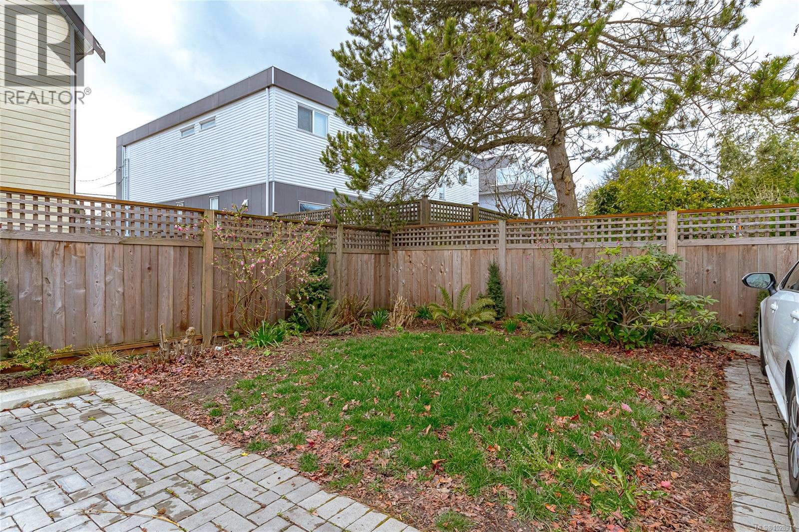 #6 945 Pembroke St - 32