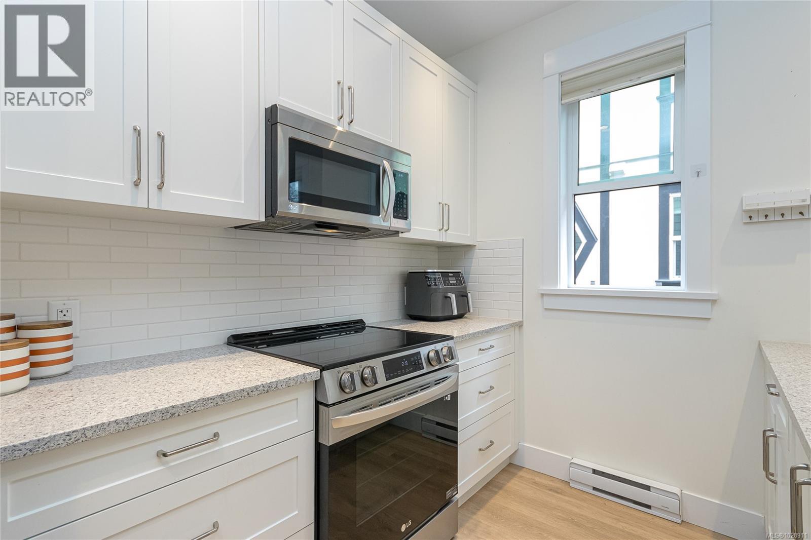 #6 945 Pembroke St - 3