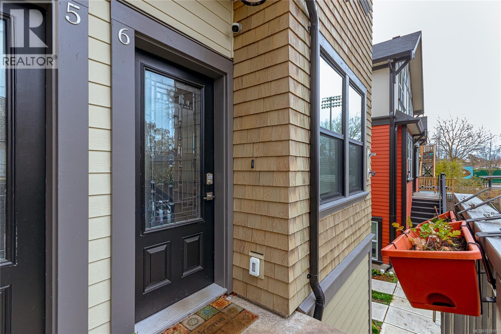 #6 945 Pembroke St - 11