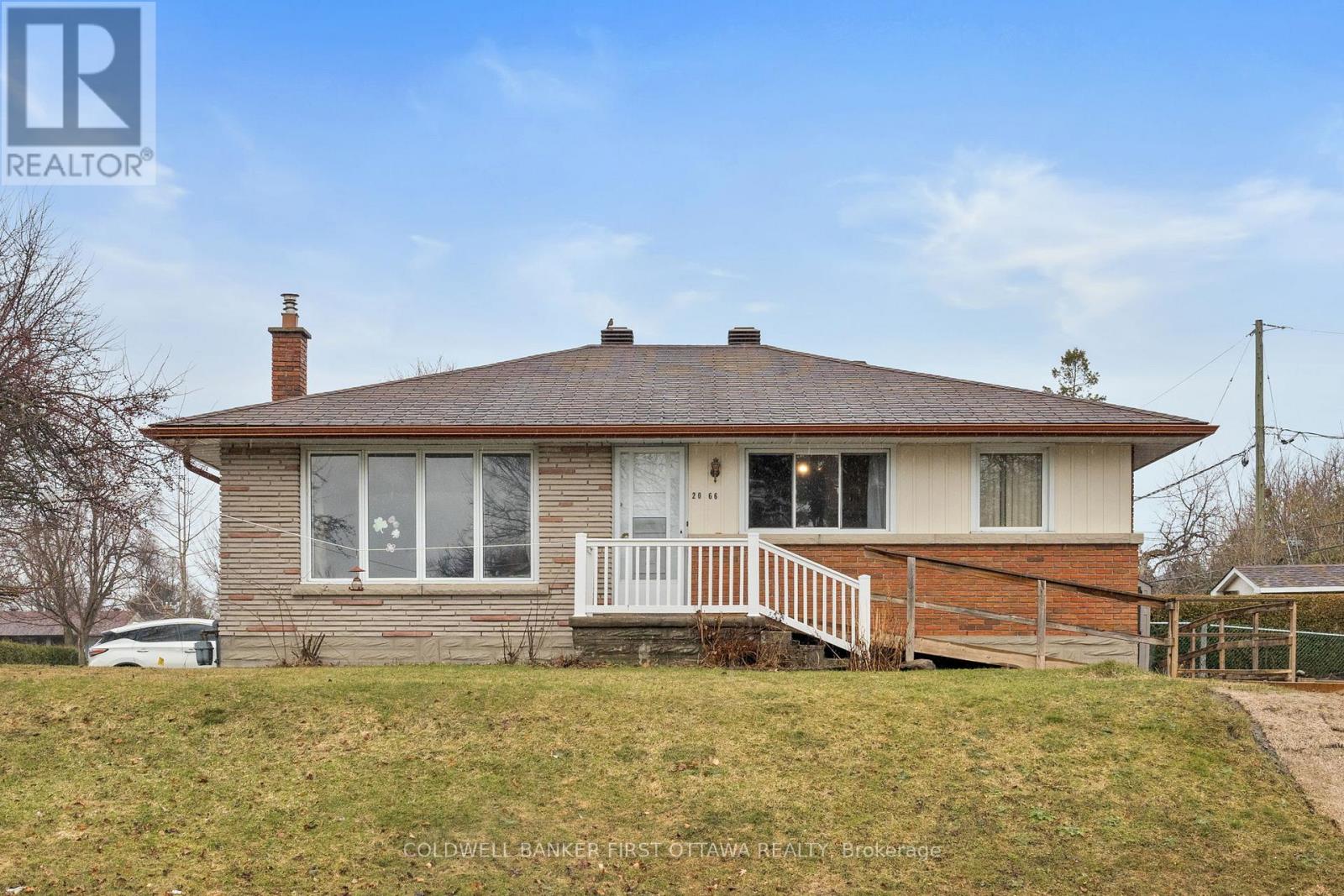 Welcome to 2066 Saunderson Dr in Elmvale Acres!