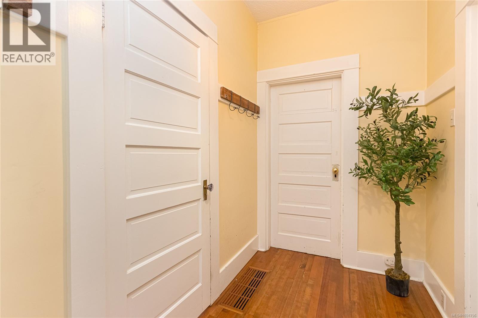 1080 JASMINE AVE - 20