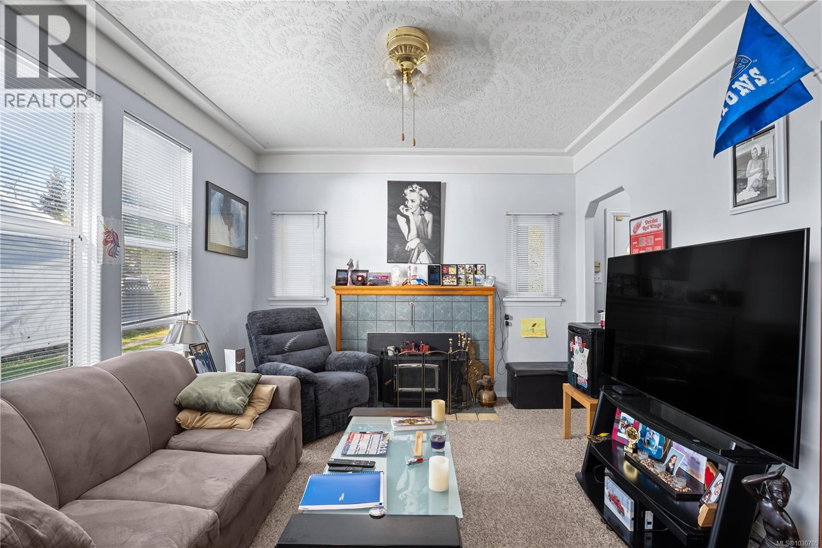 7909 EAST SAANICH RD - 11