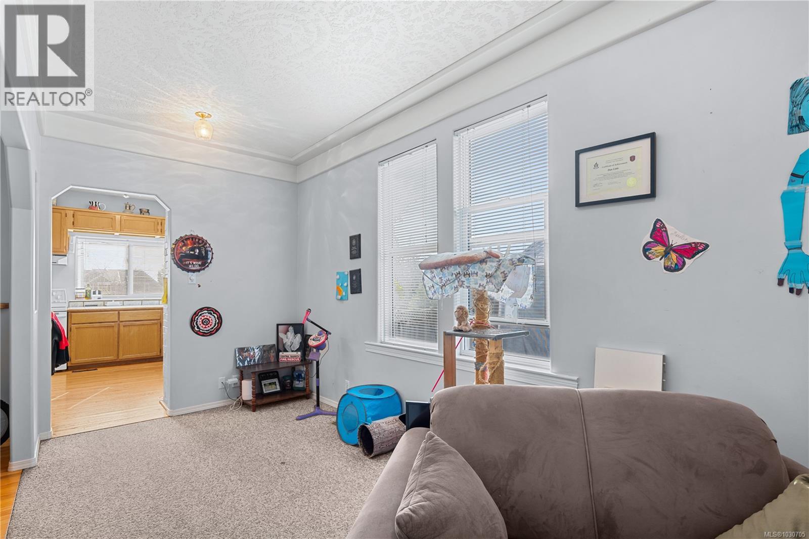 7909 EAST SAANICH RD - 12