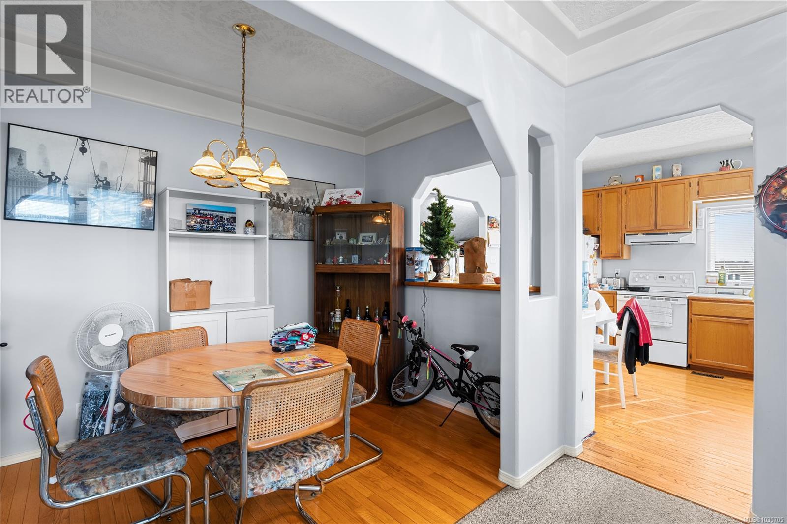 7909 EAST SAANICH RD - 13