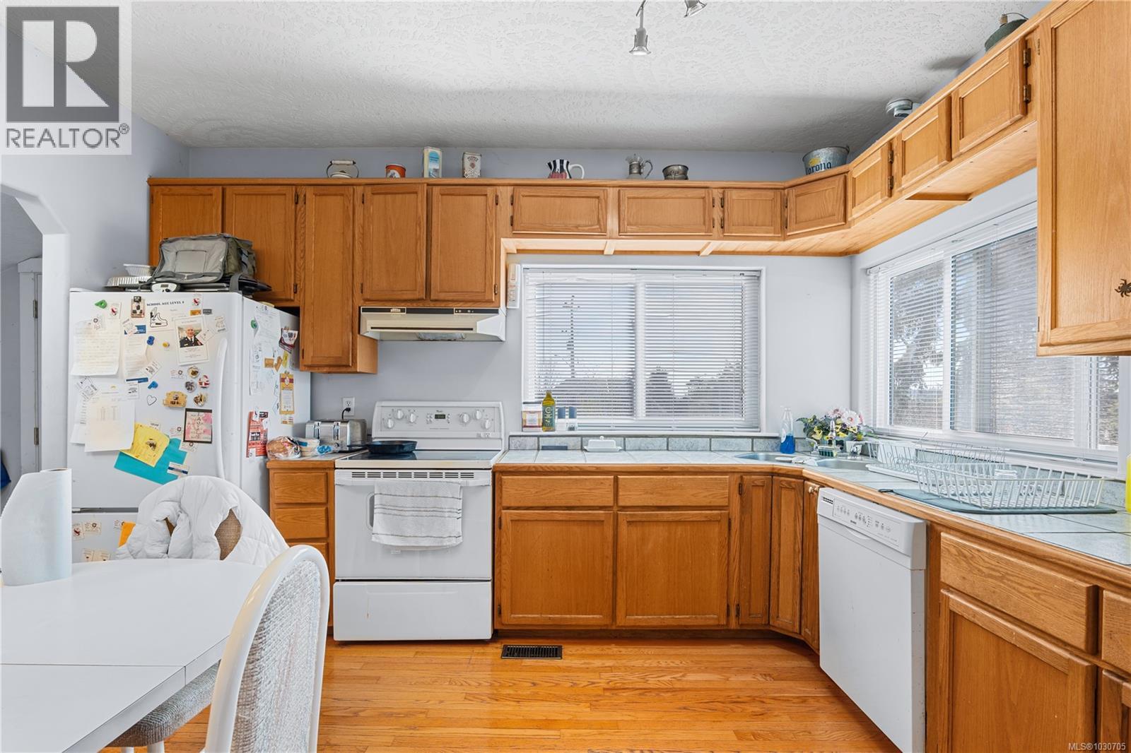 7909 EAST SAANICH RD - 15