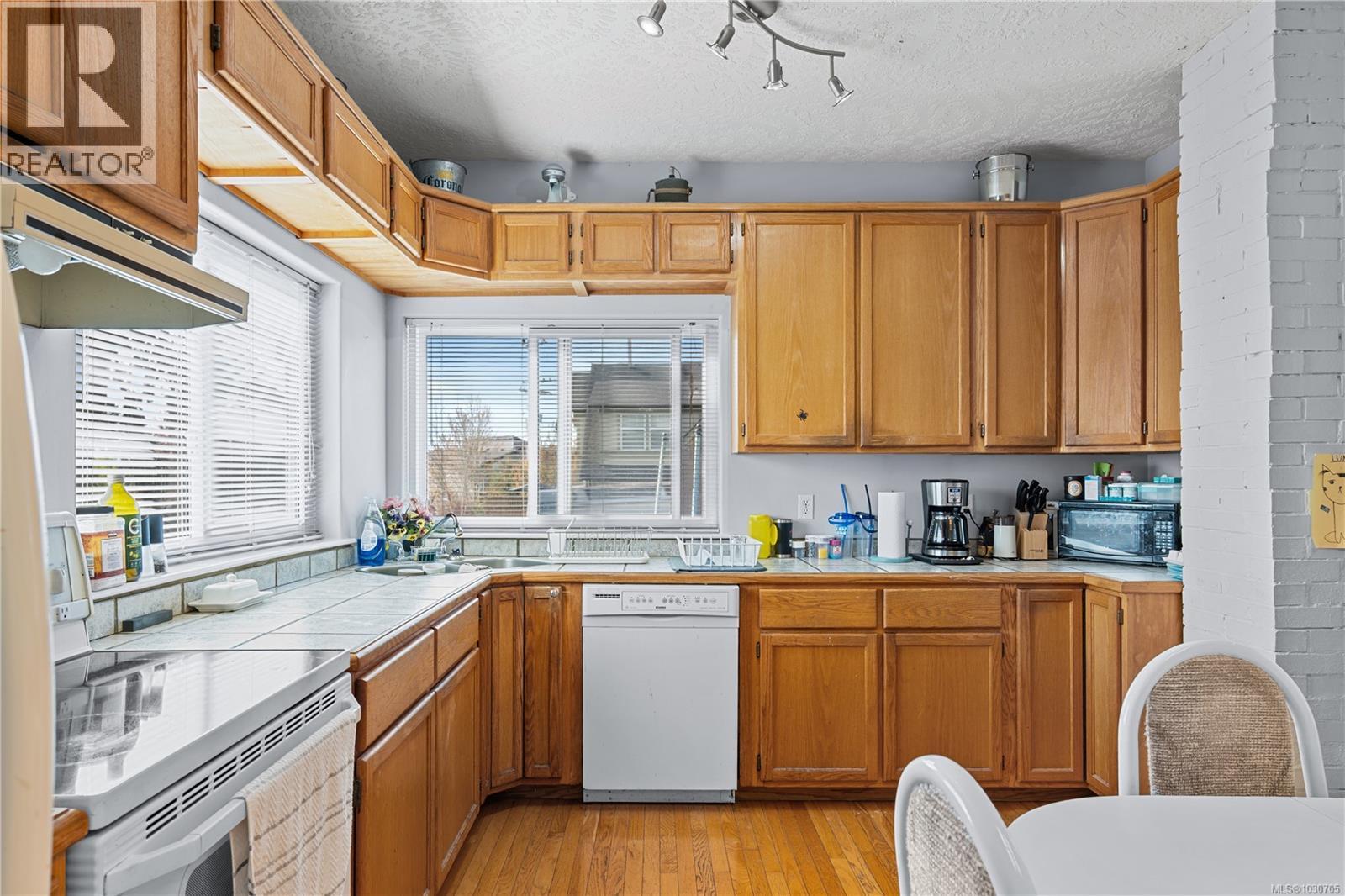 7909 EAST SAANICH RD - 16