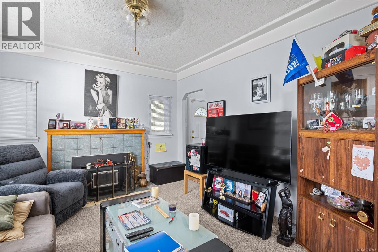 7909 EAST SAANICH RD - 19