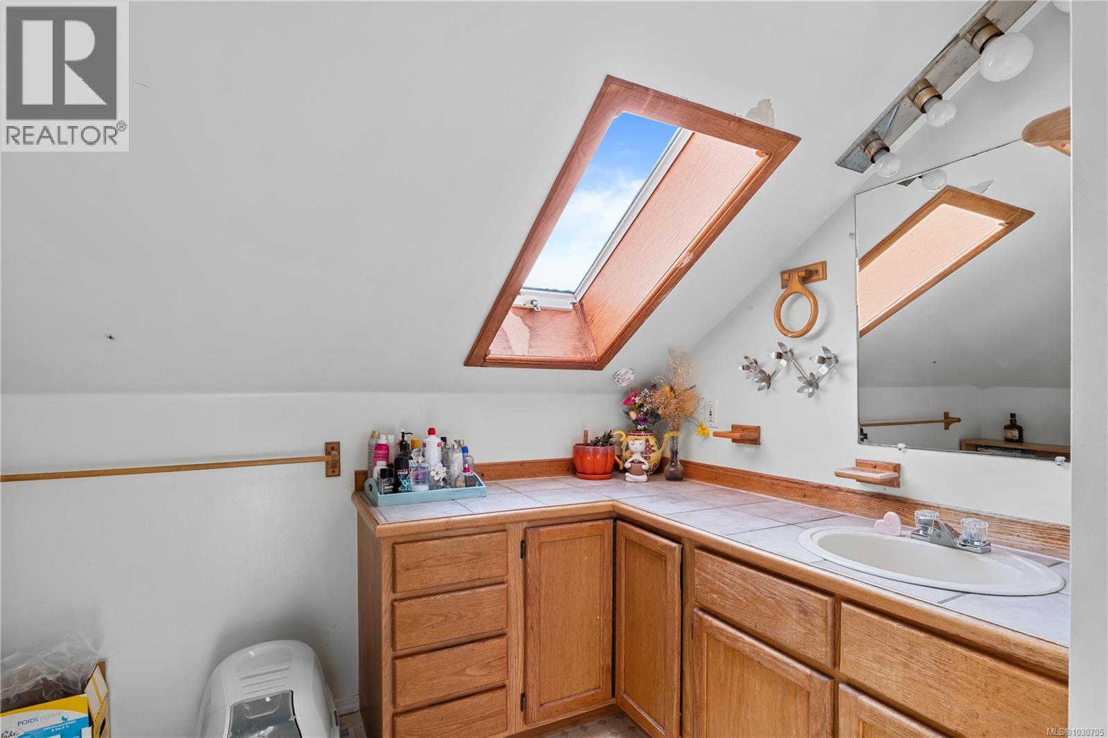 7909 EAST SAANICH RD - 24