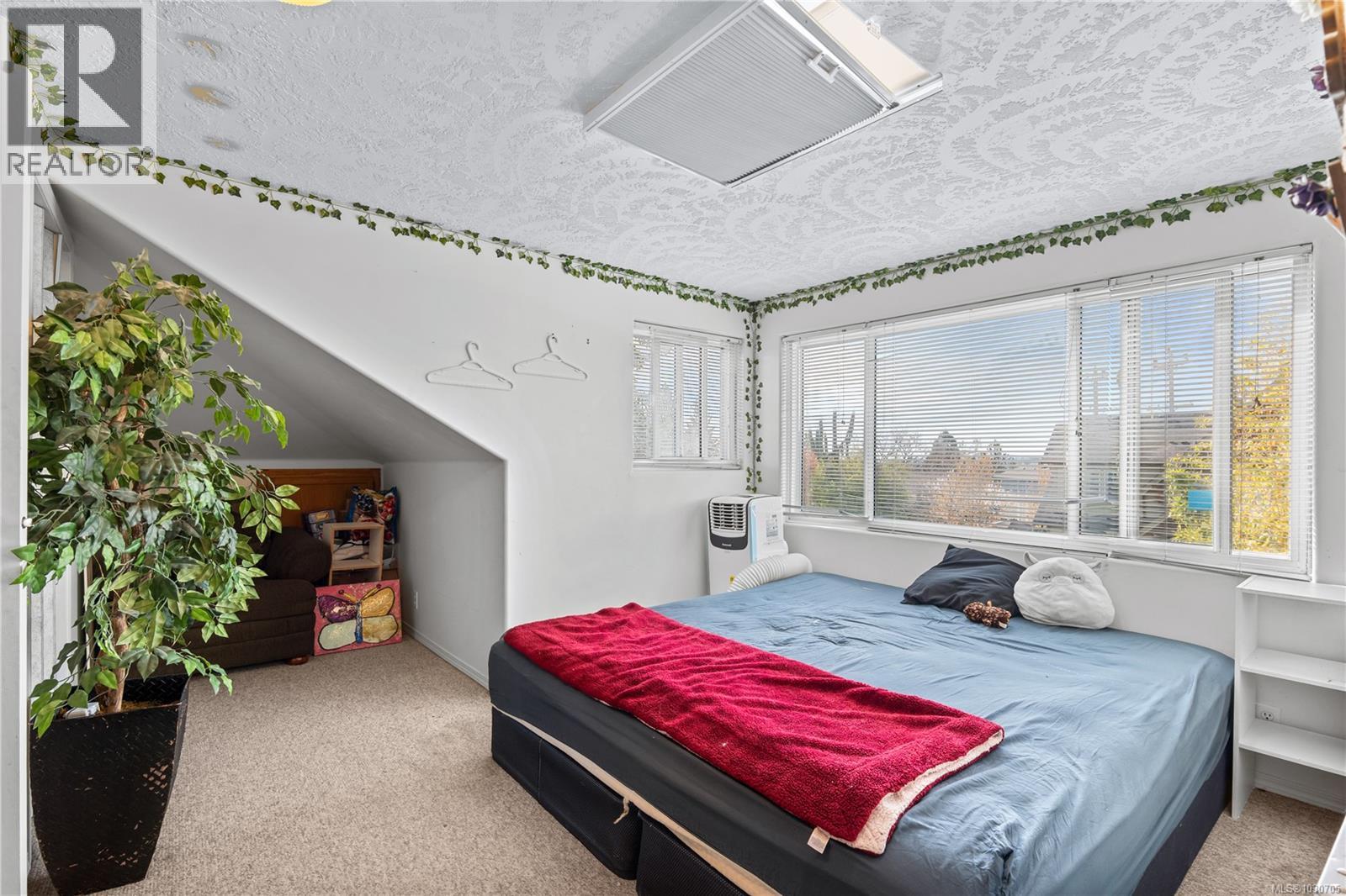 7909 East Saanich Rd - 25