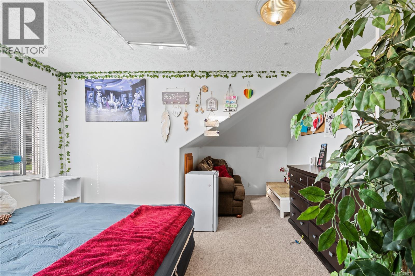 7909 East Saanich Rd - 26