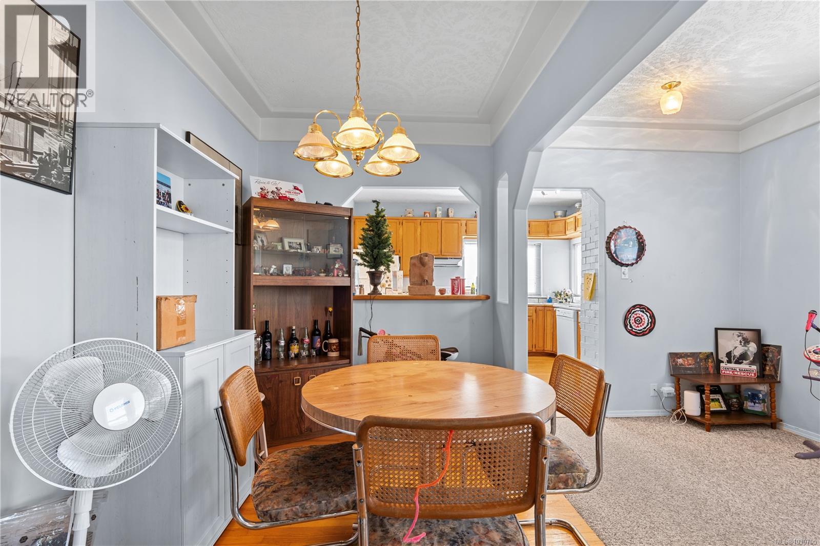 7909 EAST SAANICH RD - 27