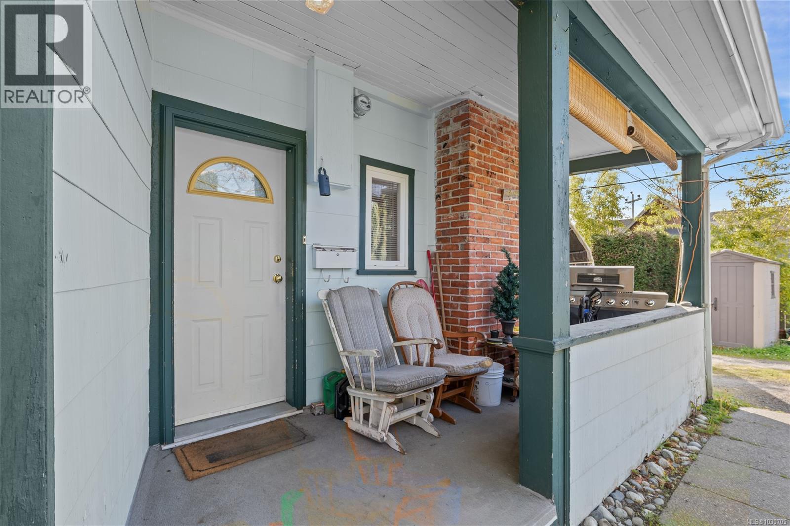 7909 EAST SAANICH RD - 28