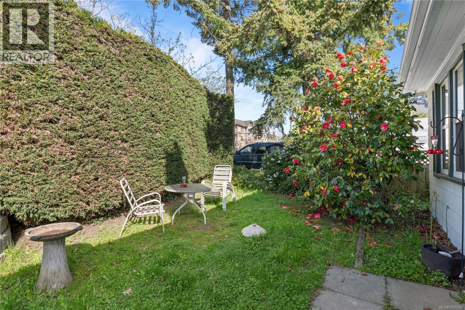 7909 EAST SAANICH RD - 29