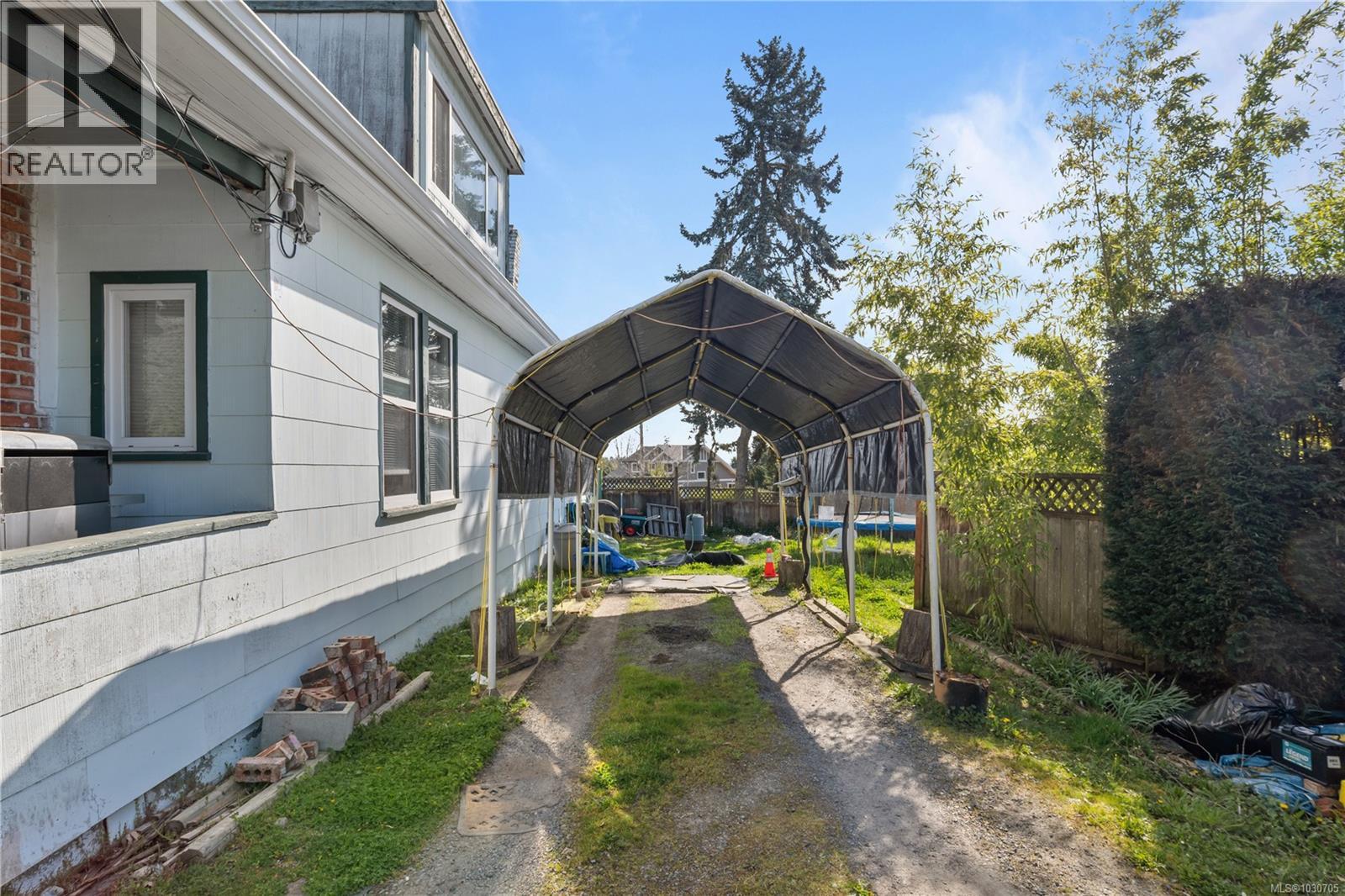 7909 East Saanich Rd - 30