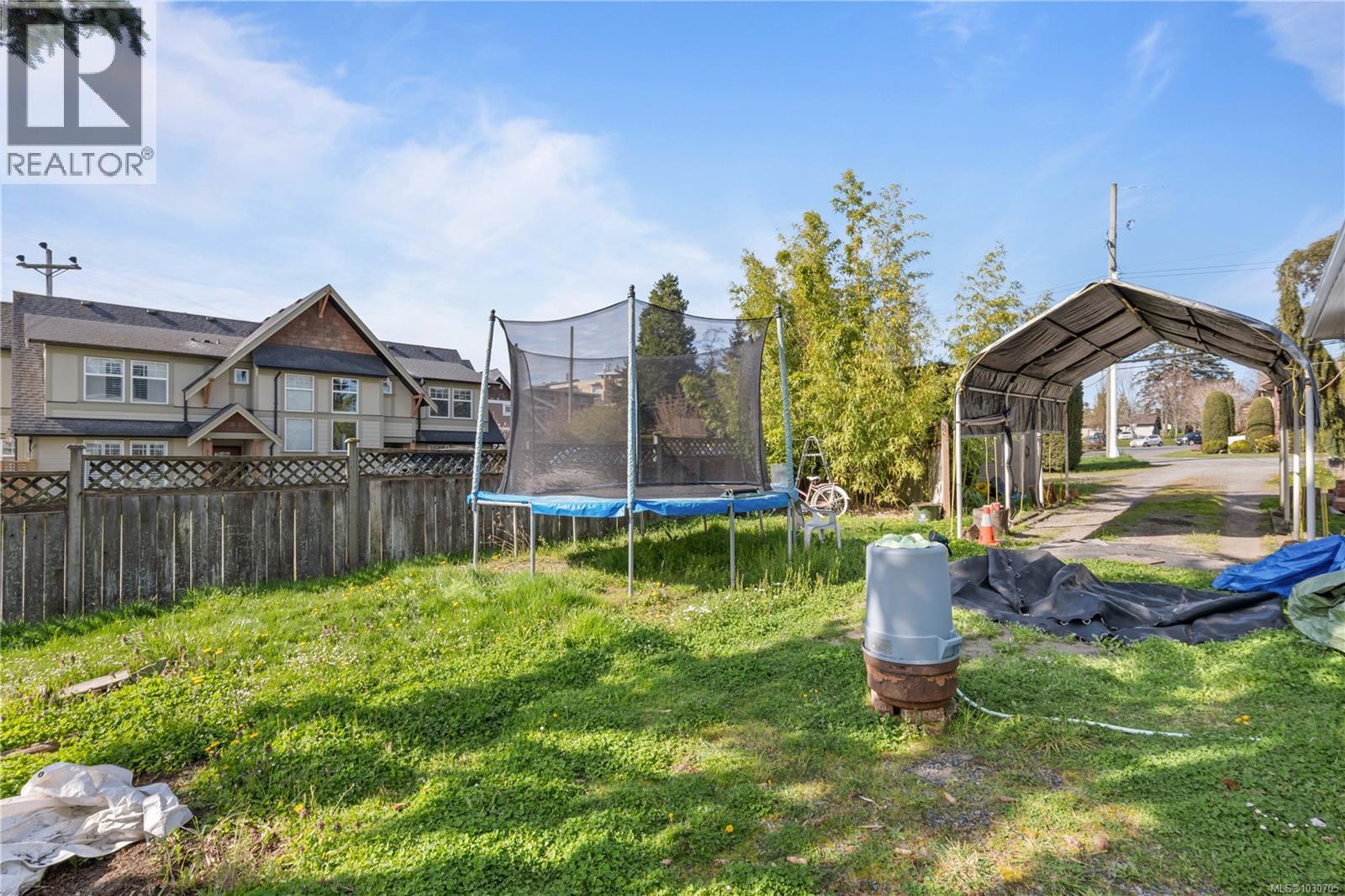 7909 East Saanich Rd - 31
