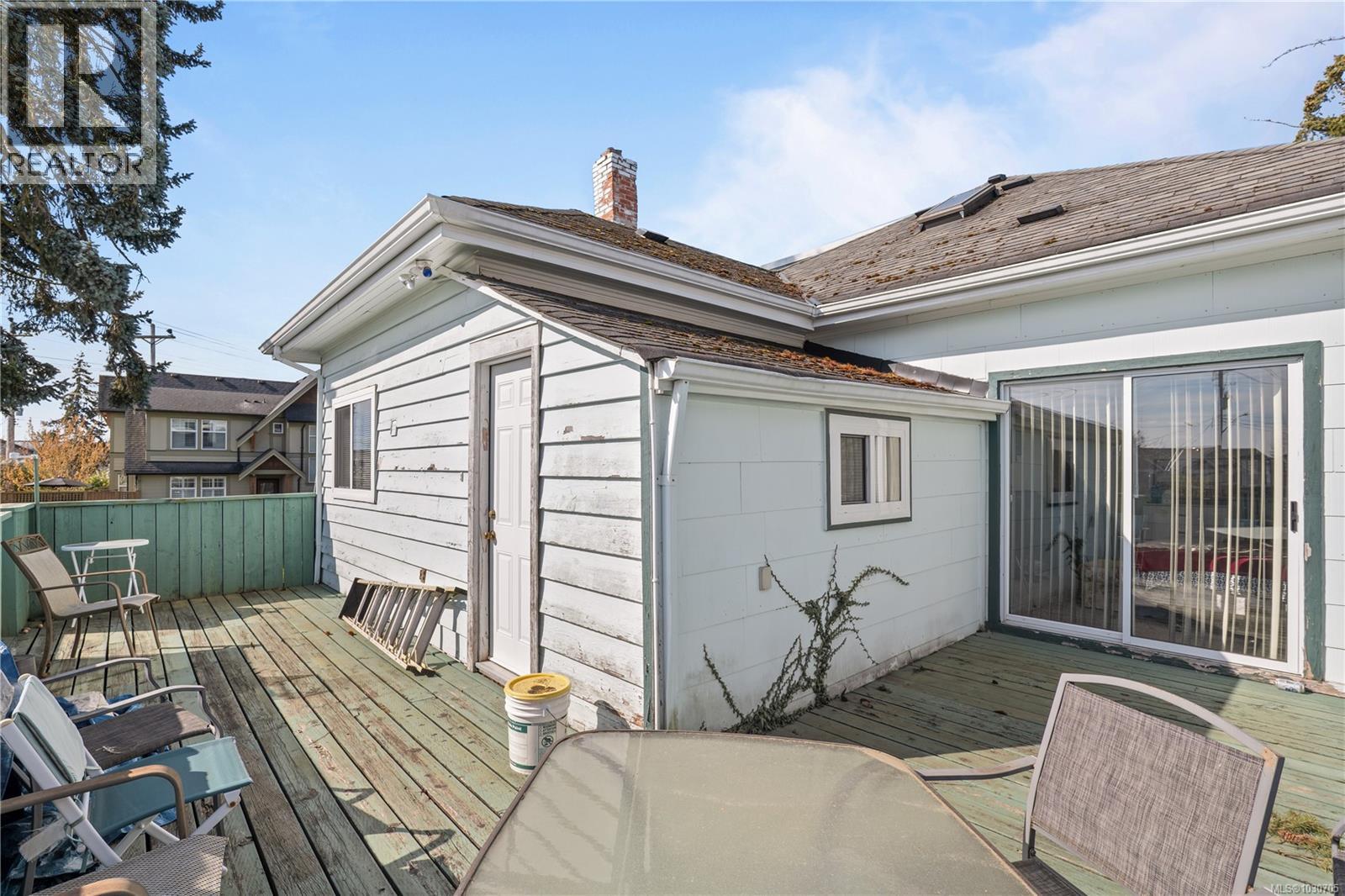 7909 EAST SAANICH RD - 32