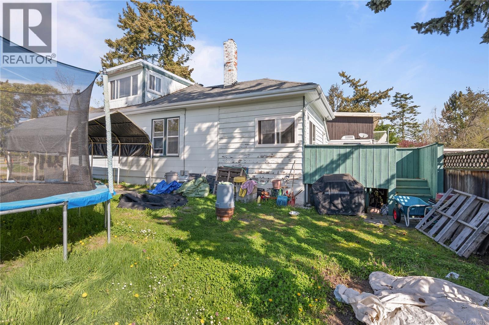 7909 EAST SAANICH RD - 33