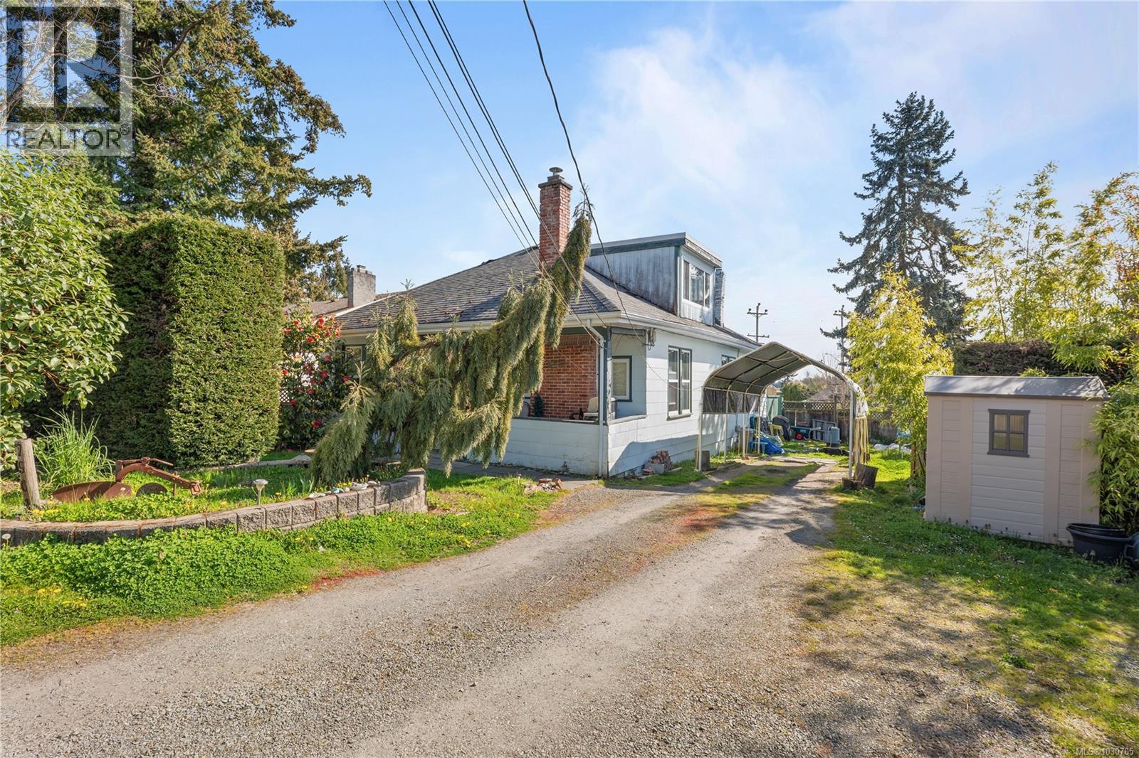 7909 EAST SAANICH RD - 34