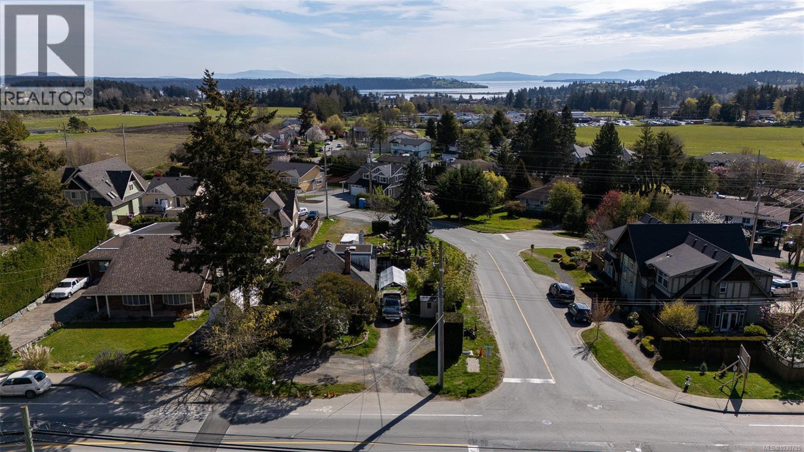 7909 EAST SAANICH RD - 5