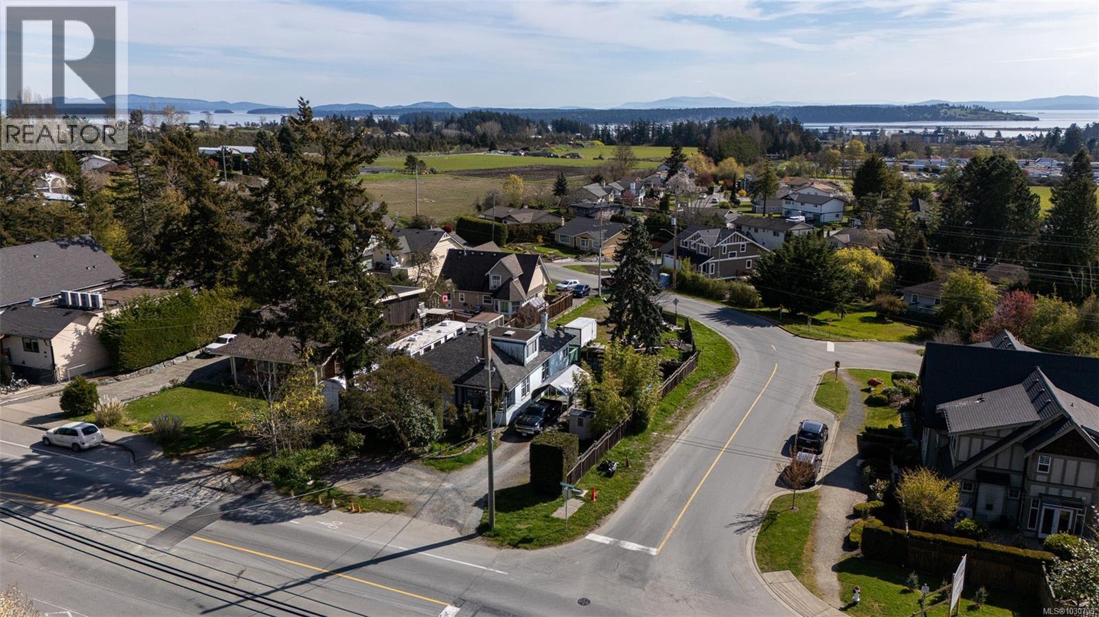 7909 EAST SAANICH RD - 6