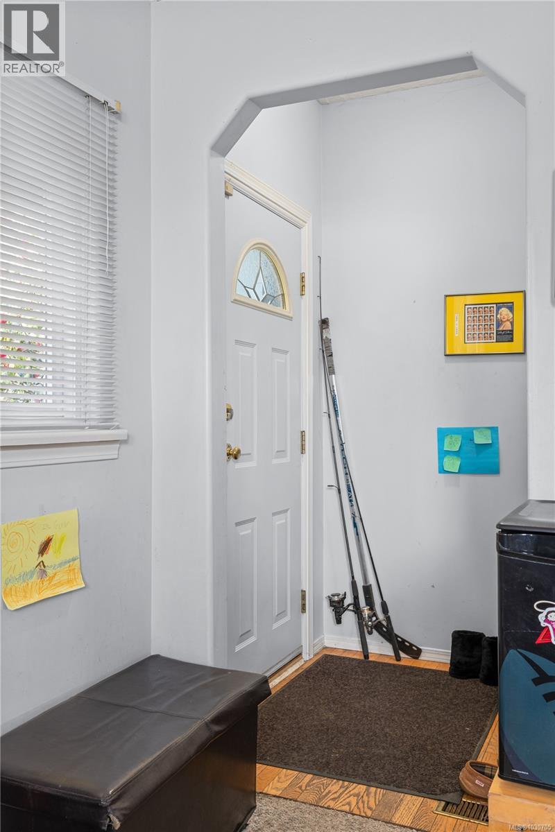 7909 EAST SAANICH RD - 8