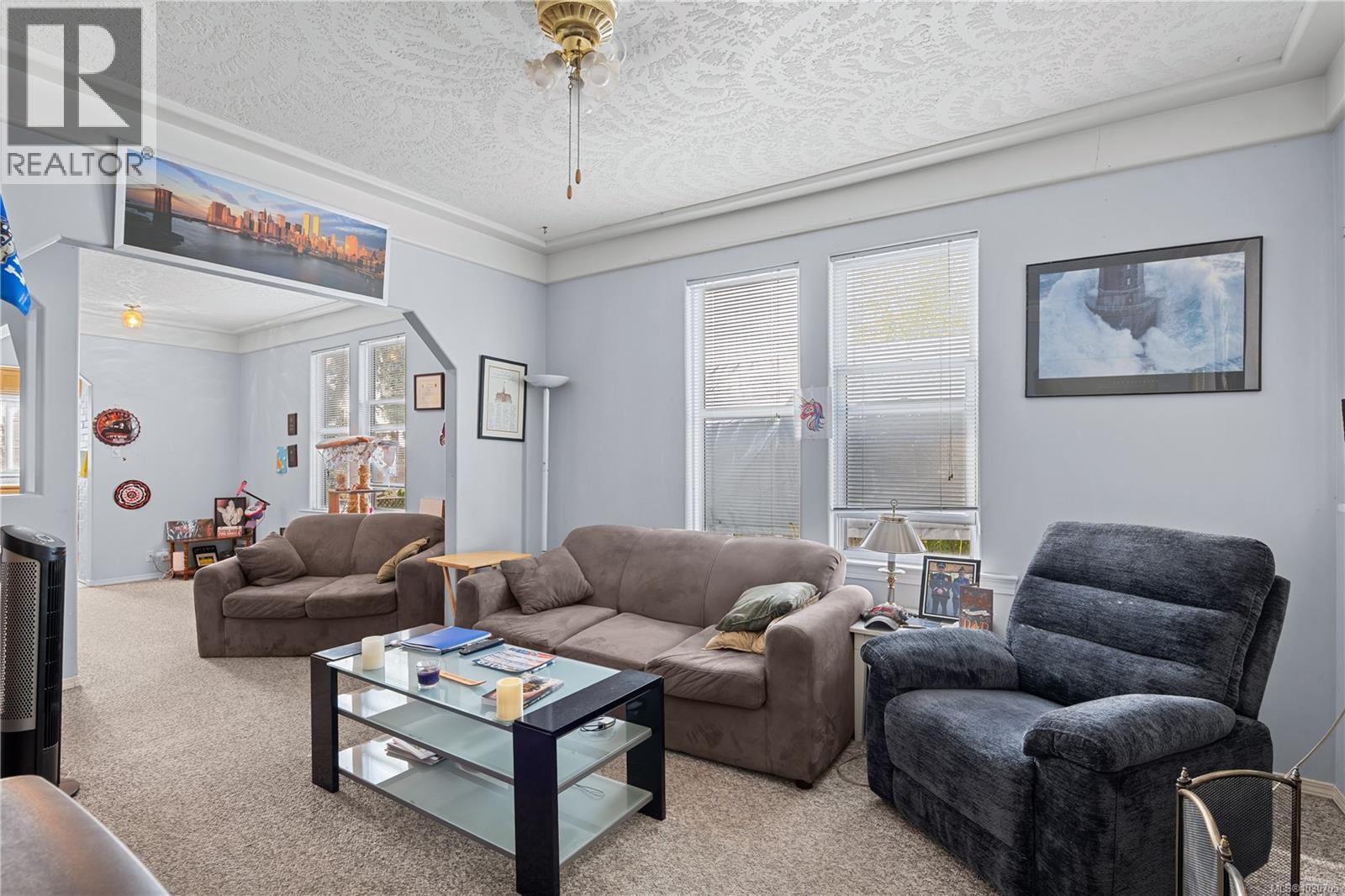 7909 EAST SAANICH RD - 9