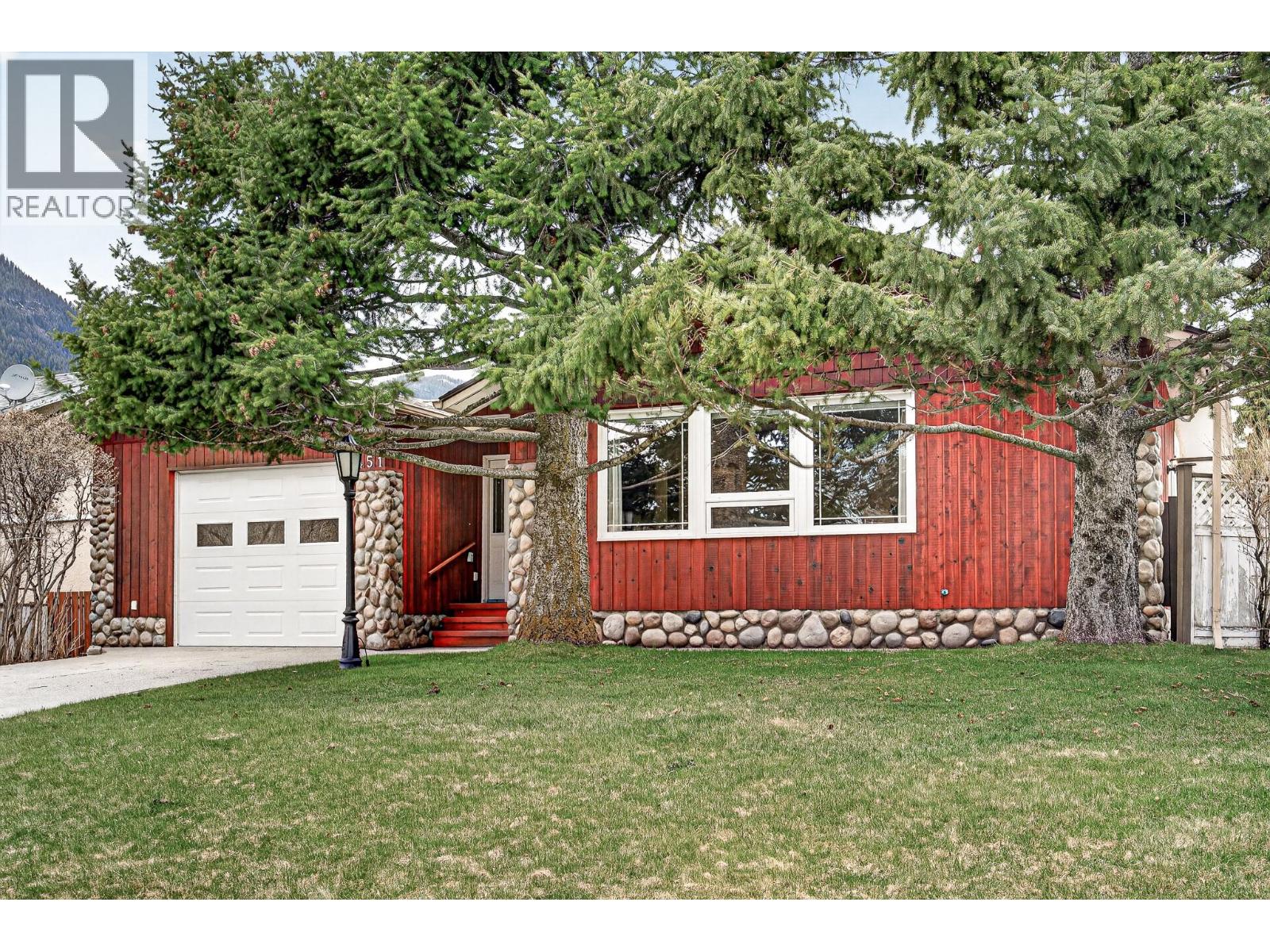 451 WHITE BIRCH CRESCENT - 52