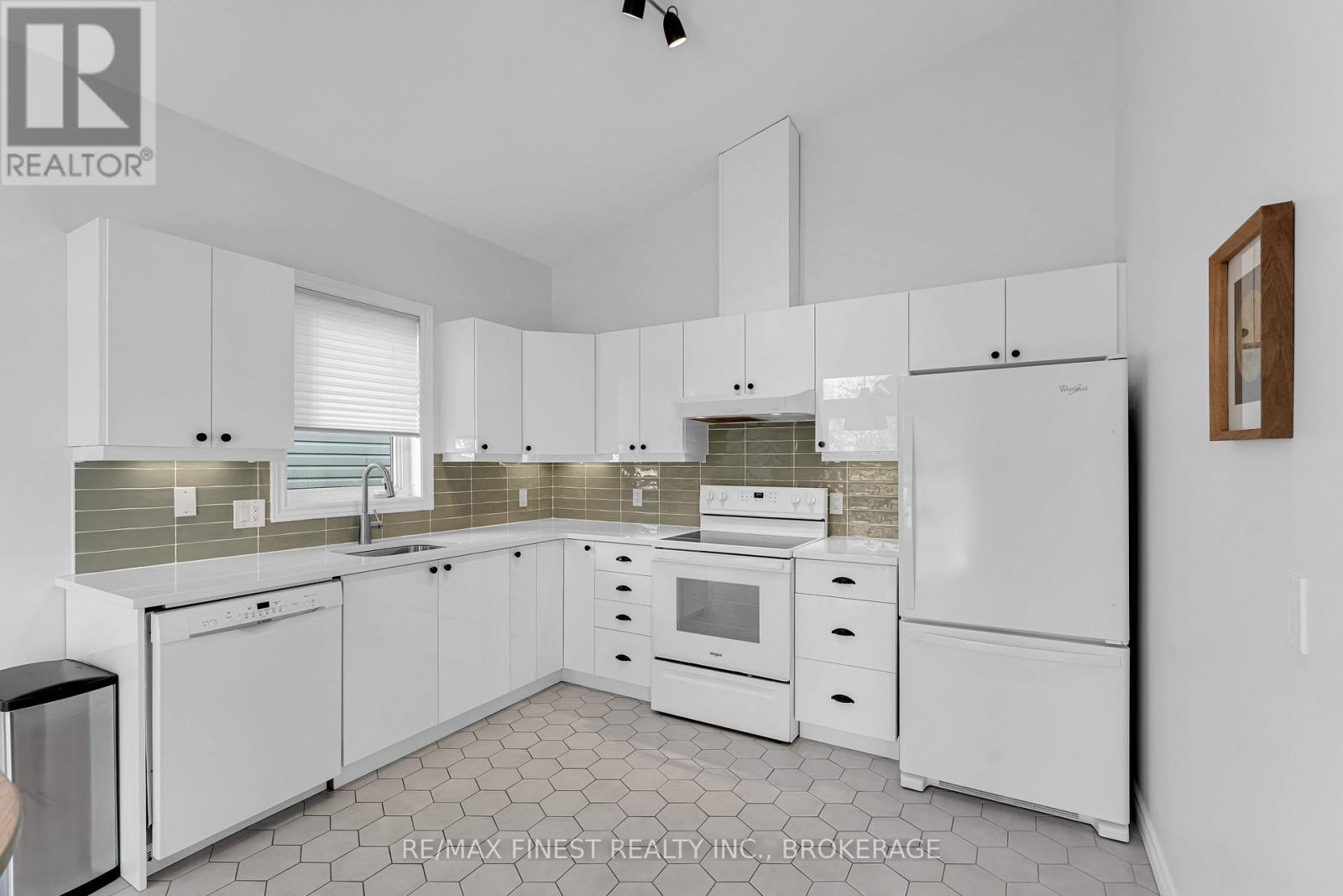 34 SCHOONER DRIVE - 23