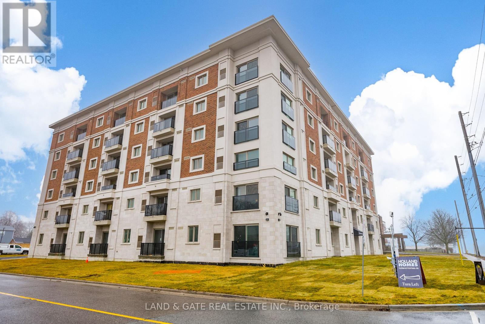 604 - 976 SIMCOE STREET N