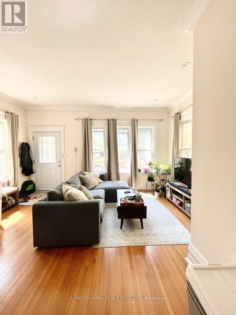 6 VICTOR STREET - 12