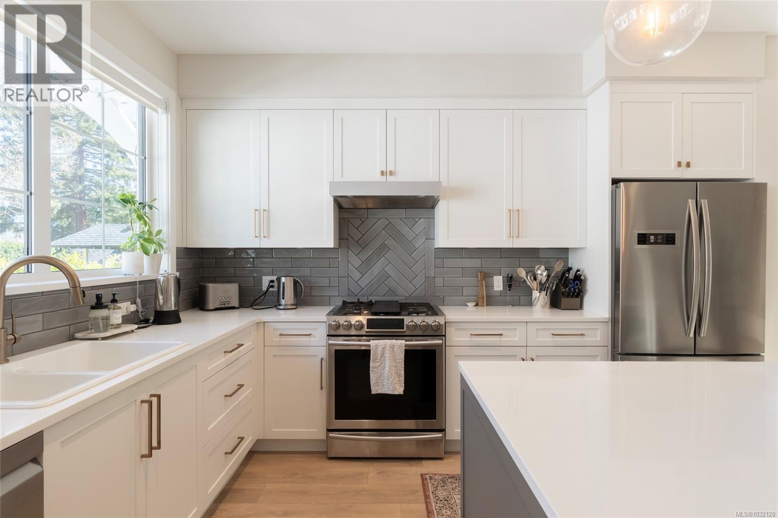 #11 1810 KINGS RD - 10